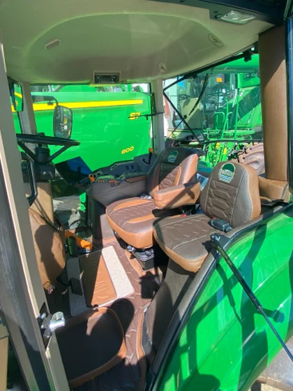 Cabine revestida por inteiro — trabalho de tapeçaria da Tractor Car
