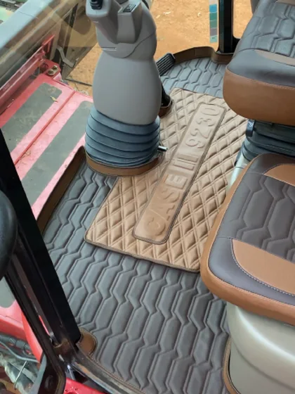 Jogo de tapetes do piso — trabalho de tapeçaria da Tractor Car