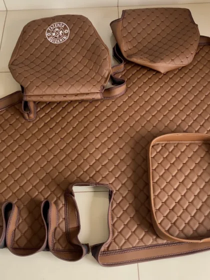 Kit matelassê com logo bordado — trabalho de tapeçaria da Tractor Car