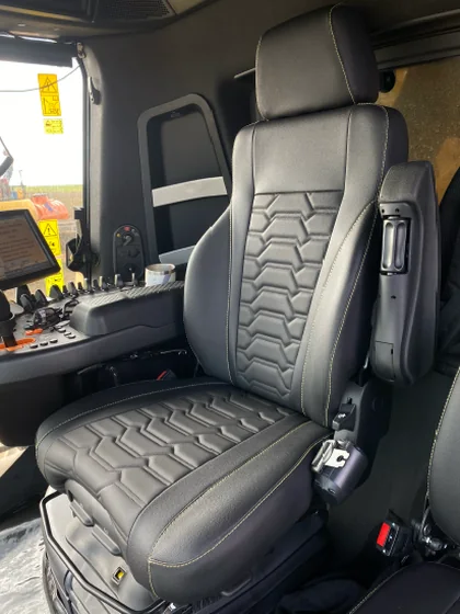 Banco e tapete em preto matelassê — trabalho de tapeçaria da Tractor Car