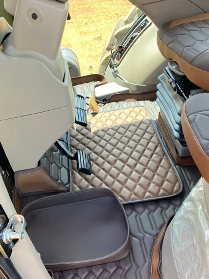 Banco creme com tapete matelassê — trabalho de tapeçaria da Tractor Car