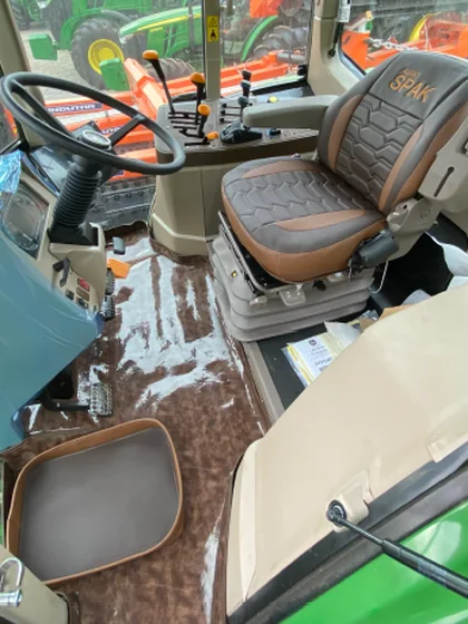 Cabine revestida em marrom — trabalho de tapeçaria da Tractor Car
