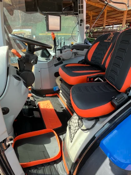 Banco em preto e laranja — trabalho de tapeçaria da Tractor Car