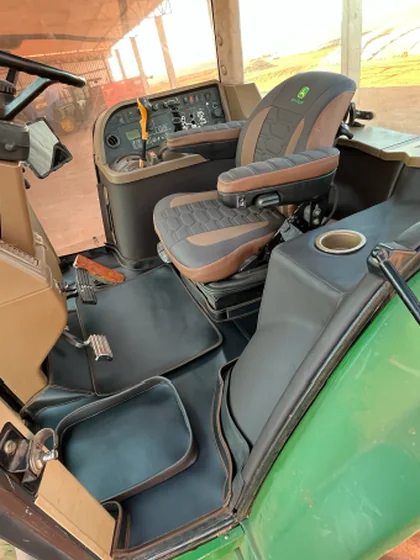 Cabine completa no mesmo padrão — trabalho de tapeçaria da Tractor Car