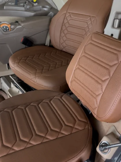 Detalhe da costura do assento — trabalho de tapeçaria da Tractor Car