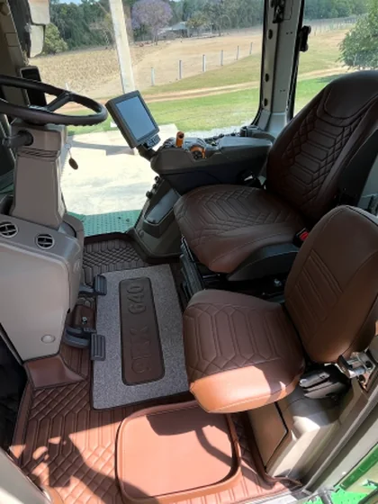 Volante, banco e tapete combinando — trabalho de tapeçaria da Tractor Car